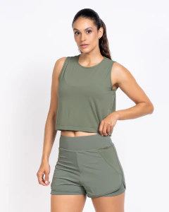 Mulher vestindo regata cropped Guaili Fitness Dry Fit e shorts esportivo combinando Cidreira