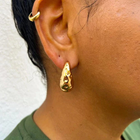 Brinco Gota Martelada Dourada