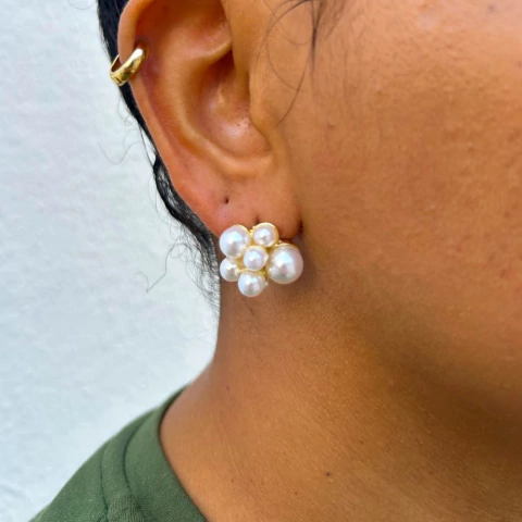 Brinco com Pérolas pequenas dourada