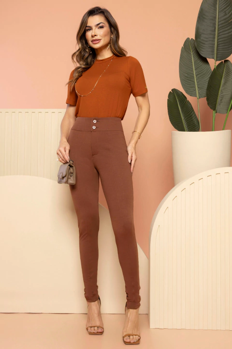 CALCA MONTARIA COM RECORTES PRESPONTADOS