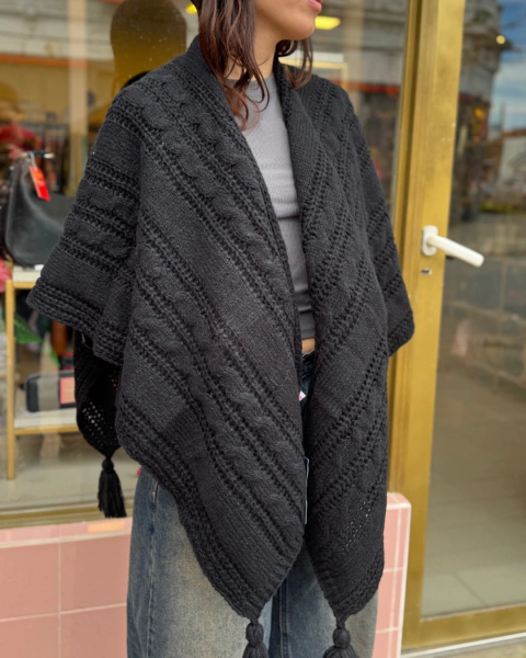 TRENDY RUANA TEJIDA NEGRA CON FLECOS
