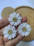 FLOR MARGARIDA EM FELTRO CENTRO DOURADO GLITER (3CM)- 10 UNIDADES - comprar online