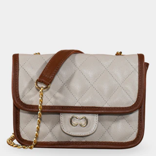 Bolsa Tiracolo Off White e Camel Matelassê com Alça Corrente