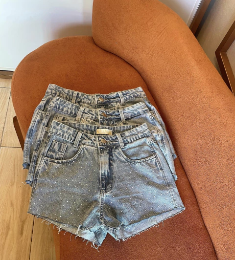 Short jeans pedrarias