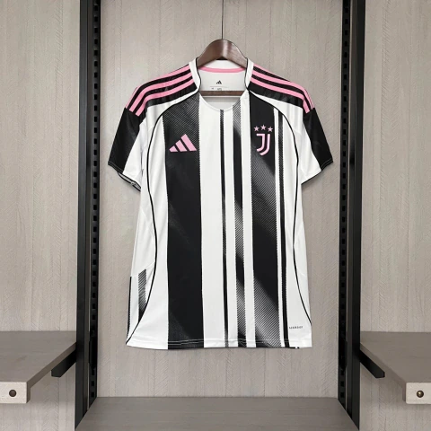 Camisa Juventus I Home 25/26 - Torcedor Masculina - Preta e Branca com detalhes em Rosa (Pronta Entrega)