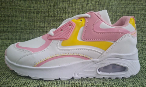 Zapatilla deportiva con detalles de diseño