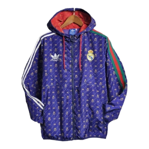Jaqueta Corta-Vento Real Madrid 23/24 - Masculina Adidas colab com Gucci - Azul com detalhes em amarelo e verde e vermelho