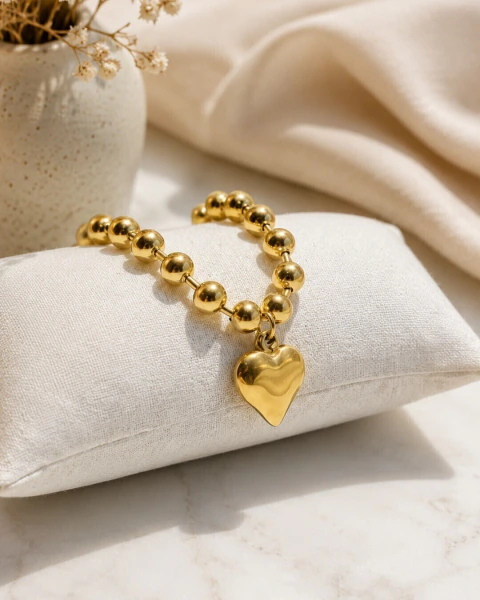 PULSEIRA DOURADA ESFERAS COM CORAÇÃO