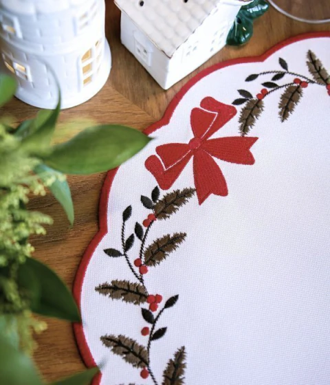 Jogo americano de Natal Noelle impermeável, branco com vermelho, bordado de azevinho e laço vermelho.