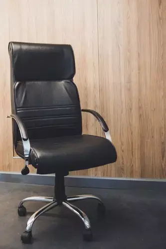 Silla ejecutiva gerencial de escritorio color negro/estructura cromada