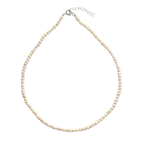 Colar choker de pérolas naturais de água doce ovaladinhas  com fecho em Prata 925 em fundo branco.