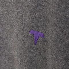 Camiseta cinza-grafite com bordado e silk roxo - 50% algodão + 50% poliéster-pet - TRAPO COLEÇÕES
