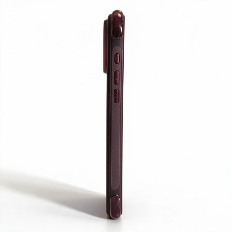 Lateral da Case AeroShield Pro Dark Cherry, com o Botão de Ação e os botões de volume em metal usinado