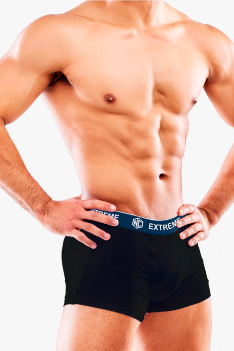 Homem vestindo cueca boxer preta NC Extreme com cós azul
