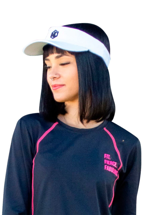 Viseira esportiva feminina NC Extreme branca usada por mulher com camiseta preta