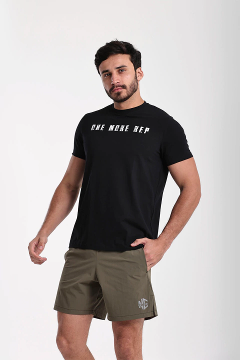Homem vestindo camiseta preta masculina NC Extreme com estampa "One More Rep" e shorts verde musgo