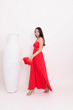 Mulher usando vestido longo vermelho sem alças com detalhe de amarração no pescoço, tecido crepe duna!