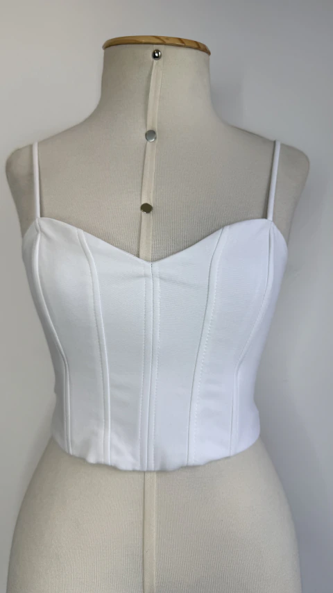 Cropped ajustada off white Zara (P)