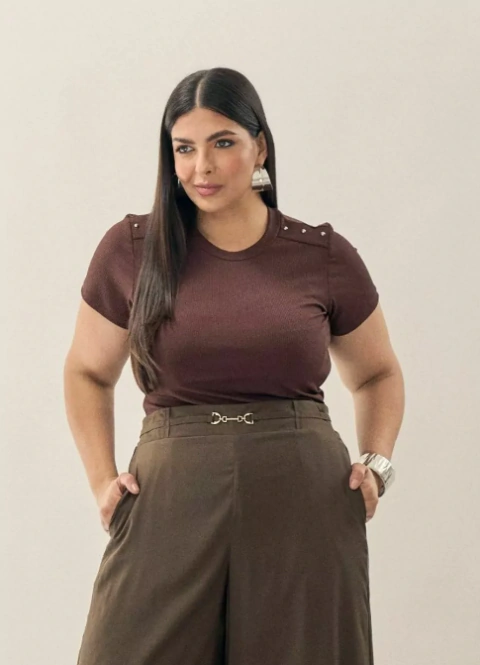 BLUSA CANELADA COM APLIQUES