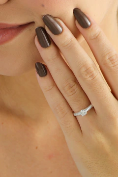 Anel em prata 925 com parte do aro cravejado, pedra de 5 mm de moissanite. na internet