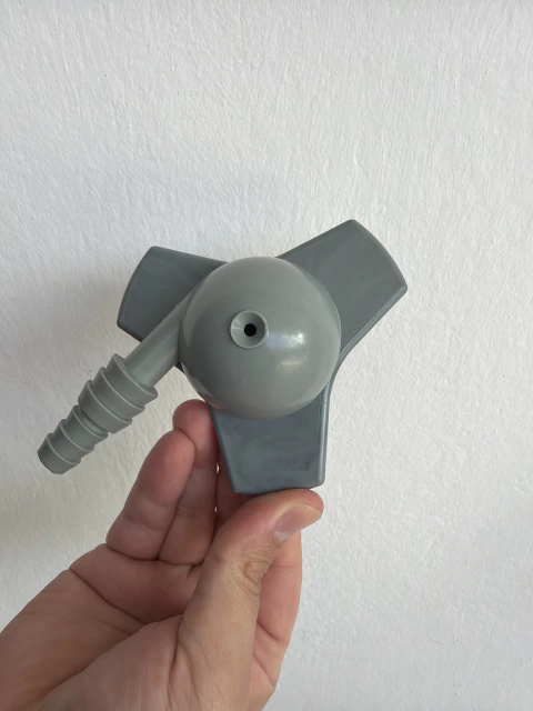 SAPITO REGADOR GRIS