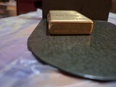 Isqueiro Zippo vintage em latão maciço (Solid Brass) com a gravação clássica "Zippo is the Best Selection" na internet