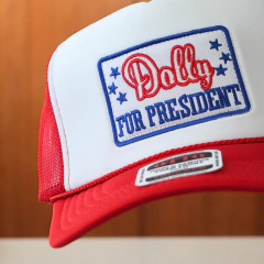 Boné Dolly For President | Vermelho e Branco