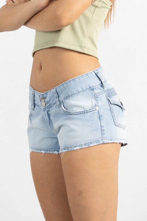 SH-161 | SHORT CELESTE NEVADO DOBLE BOTON CON TAPA TIRO EXTRA BAJO RÍGIDO VERSUS