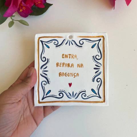 Plaquinha azulejo: ENTRA, REPARA NA BAGUNÇA