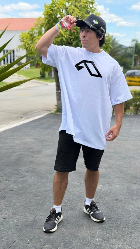 Camiseta Oversized Malha de Alta Qualidade e Estampa em Silk Screen Personalizada - Envios a partir do dia 9 de Março (Segunda-Feira).