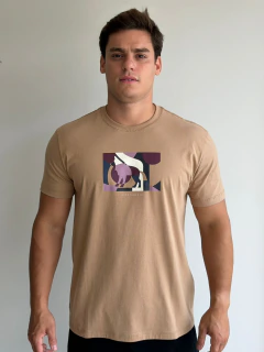 Camiseta Acostamento Geometric Wolf Bege Caqui