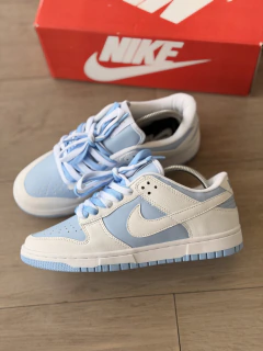 DUNK LOW SB BRANCO/ AZUL BEBÊ
