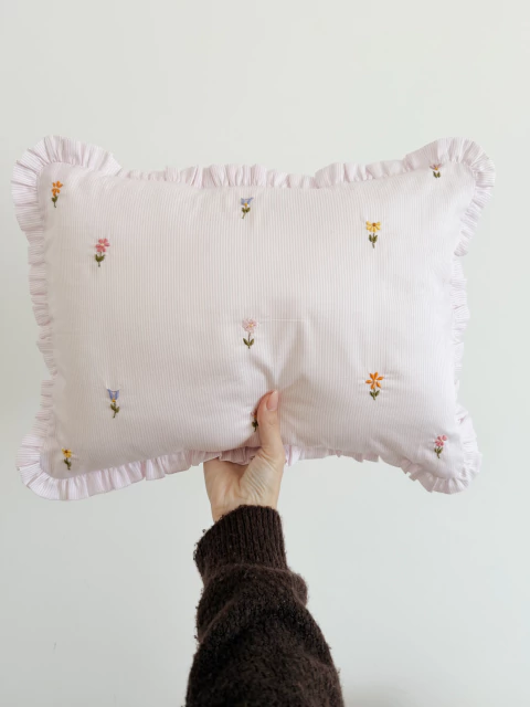 Almofada Listrada Rosa com Bordado a Mão Floral