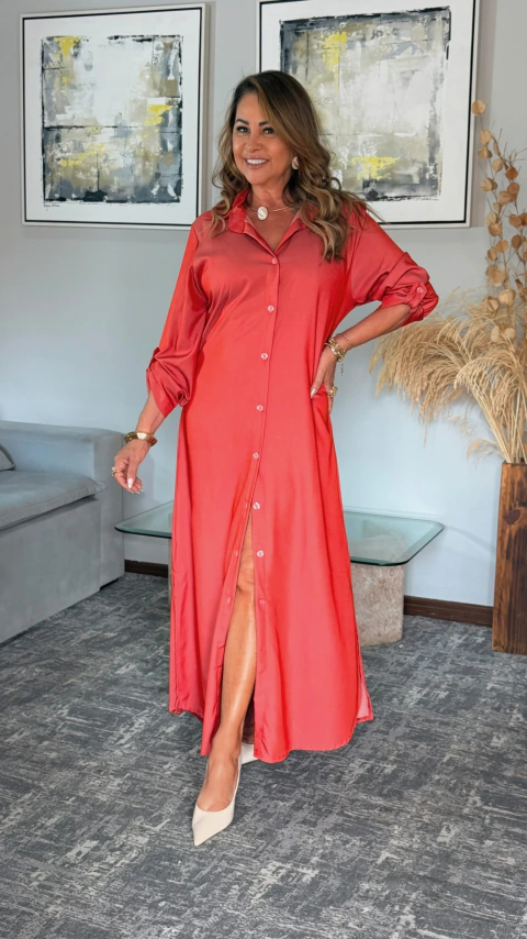 CHEMISE LONGA LISA EM CHAMBRAY COM MANGA 3/4, ABOTOAMENTO FRONTAL E FENDAS NAS LATERAIS LARANJA