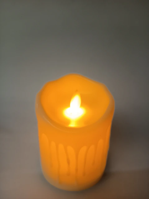Vela Luz Cálida a Pilas