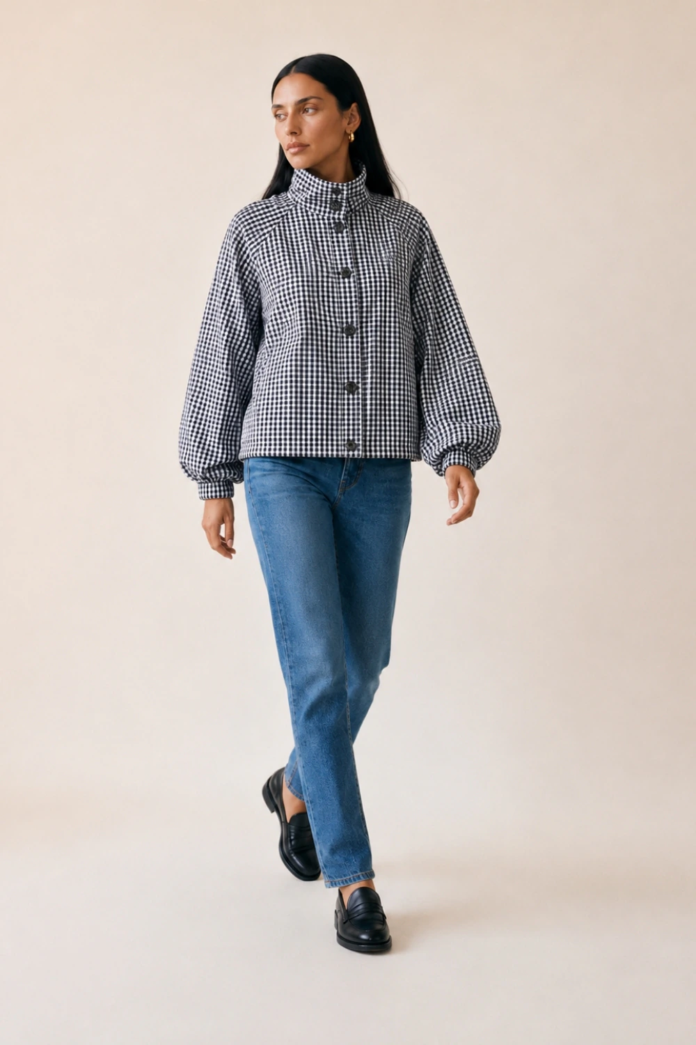 Look completo com a jaqueta vichy e jeans reto