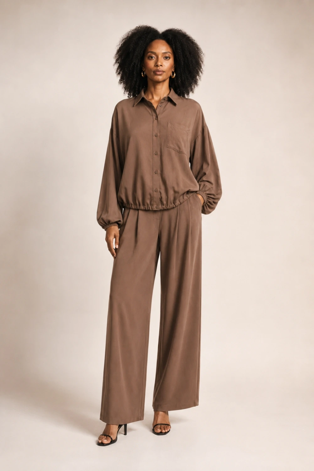 Camisa com franzido formando balonê REST1795 na cor marrom Dark Earth