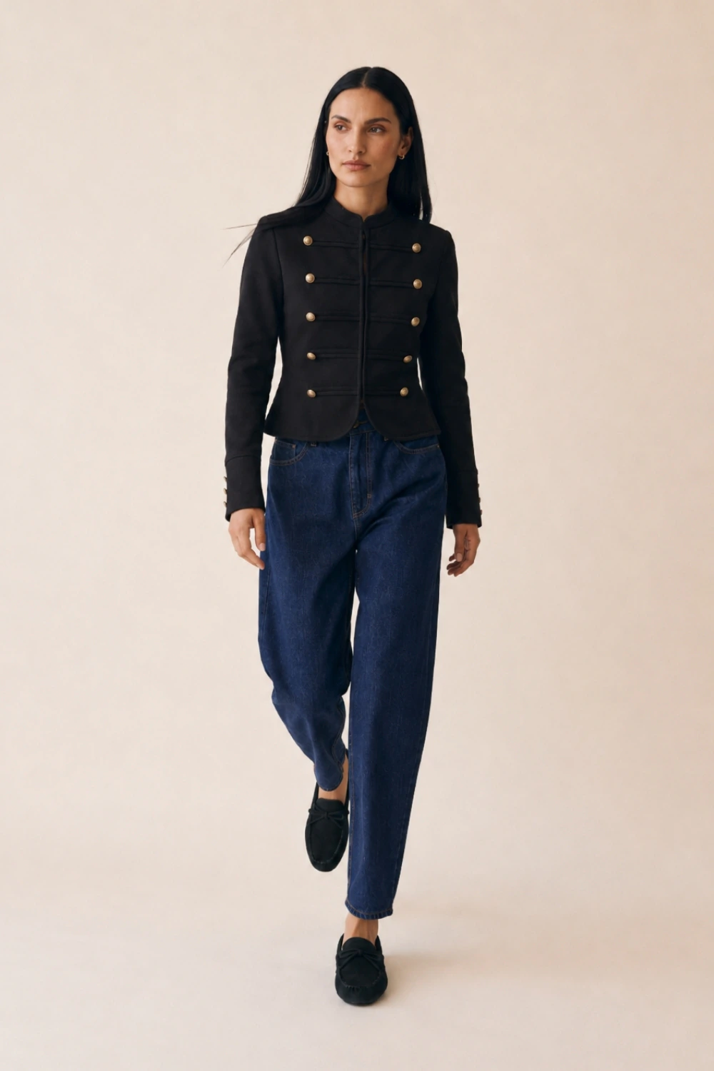 Look completo com o casaco militar preto e jeans escuro