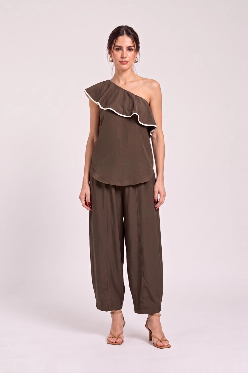 Calça balloon com elástico REST1842.2 na cor Chestnut, com a blusa de ombro só do mesmo tecido