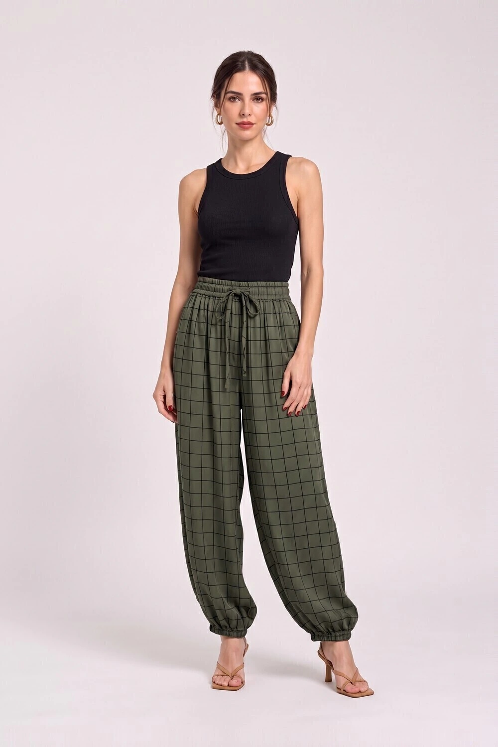 Calça aladim xadrez verde oliva REST1853.2 vestida de frente com regata preta