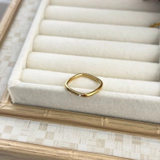 Anel quadrado minimalista dourado em aço inoxidável