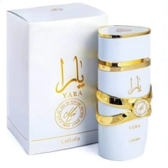 Perfume feminino Lattafa Yara Moi Eau de Parfum 100 ml com frasco branco, detalhes metálicos e embalagem branca decorada.