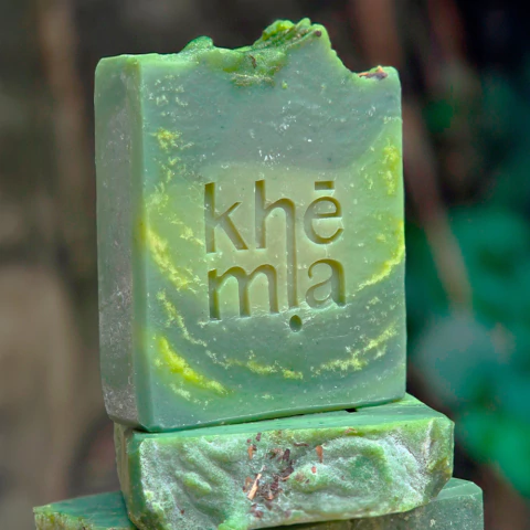 Jabón vegetal Herbolaria en barra verde con textura natural y logo de khemia grabado