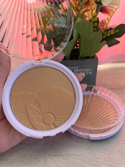 Polvo compacto prensado con diseño floral