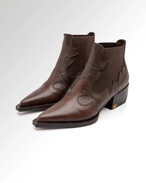 Texanas Lauren en cuero color chocolate para mujer, con diseño moderno y detalles western. Saverio Di Ricci