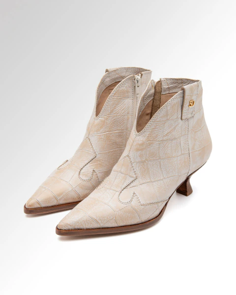 Botas texanas modelo Dakota en croco natural, con diseño de punta fina y taco bajo. Saverio Di Ricci