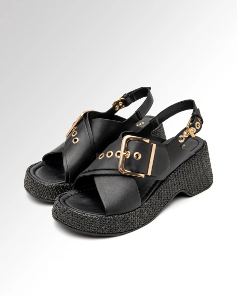 Sandalias Mila de mujer en cuero negro con plataforma y hebilla dorada, diseño moderno y elegante. Saverio Di Ricci