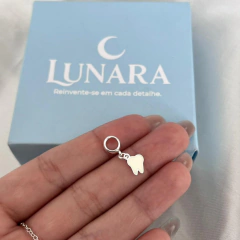 berloque dente esmaltado banhado a prata 