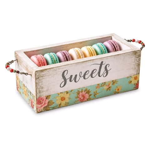 Caixa organizadora para doces em madeira maciça estilo rústico farmhouse, com estampa floral, palavra Sweets escrita e macarons coloridos dentro para demonstração de tamanho.