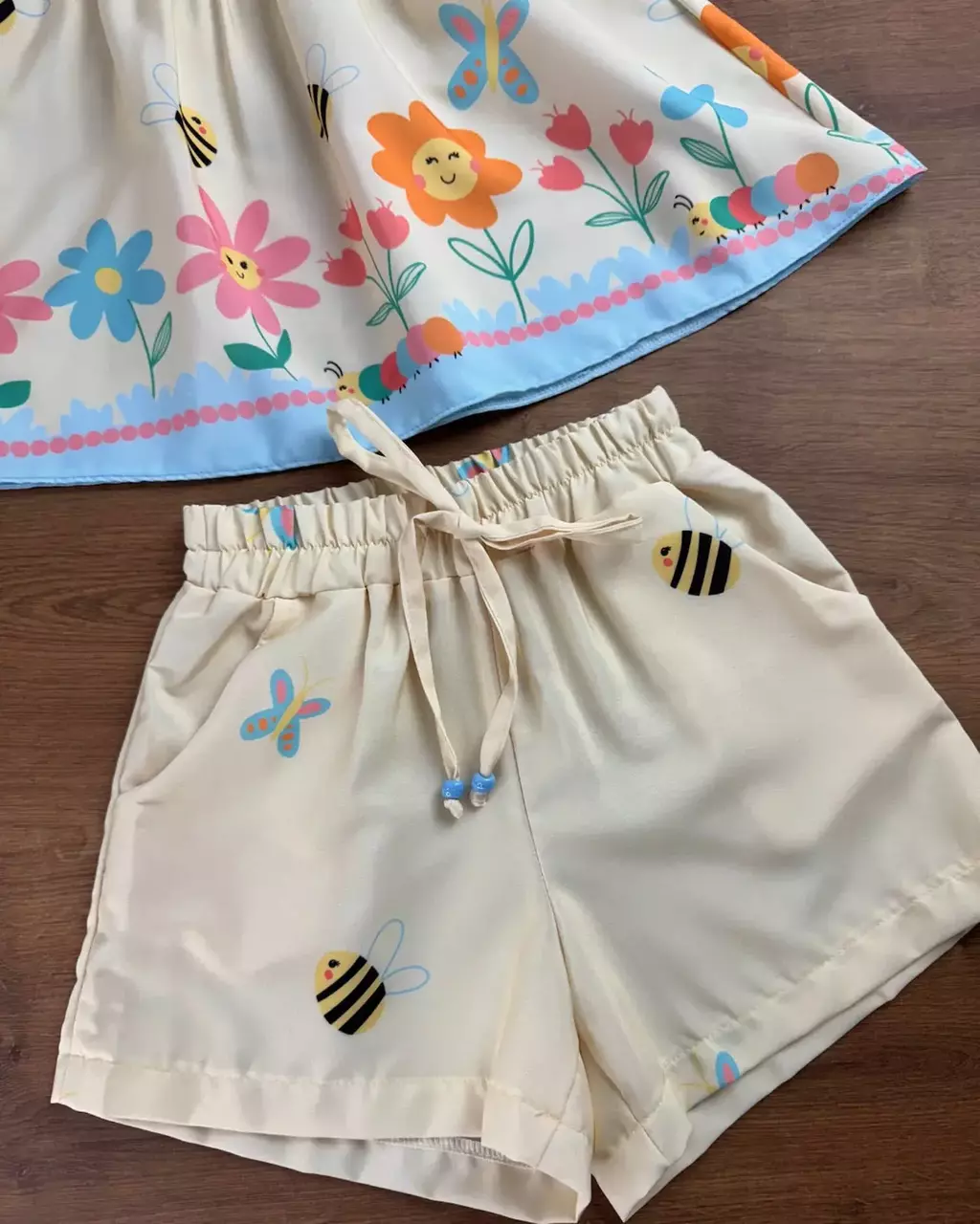 Conjunto Infantil Menina Creme Floral com Short - Jardim de Abelhas - 6